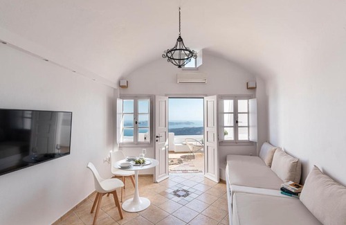 Imerovigli Villa | Calderas Hug & Panoramic Sea View - 3 Lux Suites