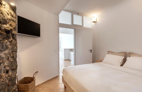 Imerovigli Villa | Calderas Hug & Panoramic Sea View - 3 Lux Suites