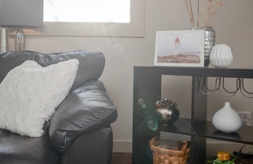 Highland Park House | Calgary 2BD w Laundry