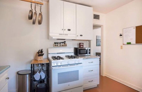 Blenman-Elm House | Cali 2BR Getaway – Firepit, Yard & Spring Charm
