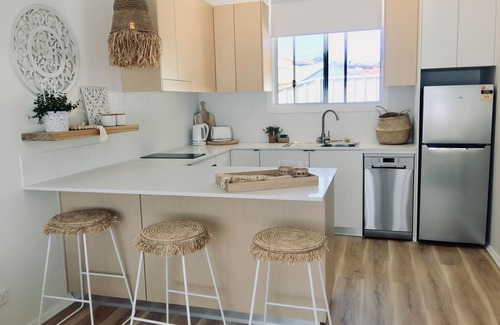 Merewether Apartment | Calm and coastal self contained unit in the heart of Merewether
