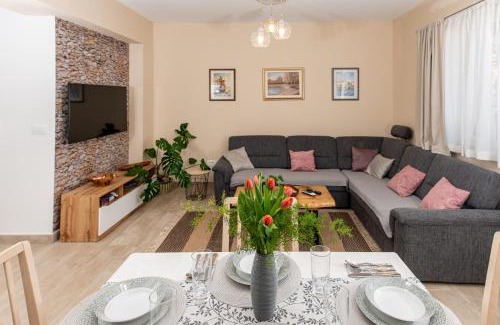 Supetar Apartment | Calypso - newly equiped, with separate entrance and parking