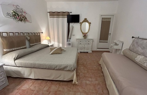 Fluminimaggiore Bed & Breakfast | Camera accogliente con tv 32 pollici aria condizionata bagno privato