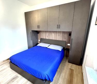Samarate House | Camera Matrimoniale con bagno privato esterno in Casa Malpensa 89