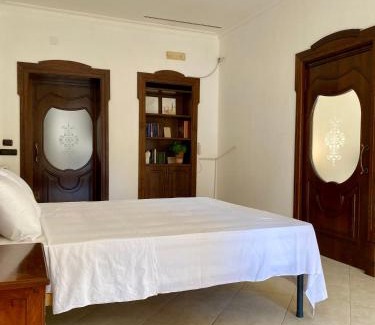 Montecalvario House | Camera matrimoniale con terrazzo