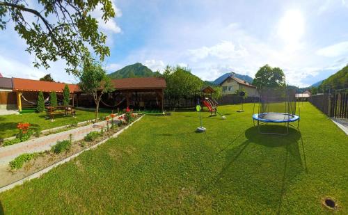 Brezoi House | Camere Ema
