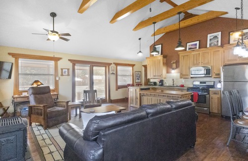Red River House | "Camp Lil Henry" Charming Cabin - On Main Street - Pet Friendly - Fenced Yard - WIFI
