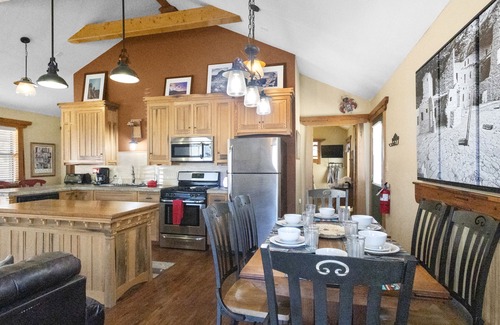 Red River House | "Camp Lil Henry" Charming Cabin - On Main Street - Pet Friendly - Fenced Yard - WIFI