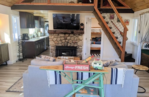 Idyllwild Cabin | Camp Malarki 2 Cabins, Gated Yard, kids play area