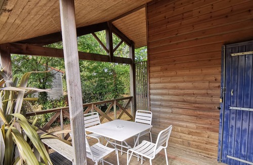 Saint-Aubin-le-Cloud Ski Chalet | Camping La Chagnée - Chalet rouge