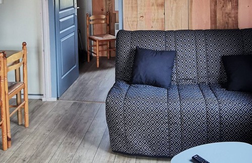 Saint-Aubin-le-Cloud Ski Chalet | Camping La Chagnée - Chalet rouge