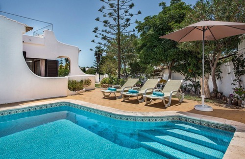 Mosqueira Villa | Campos- 3 bedroom villa with private pool walking to Coelha beach