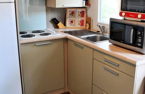 Castelnau-de-Guers House | Campsite Residential La Pinède * - Oceane COMFORT -2 bedrooms 27m2- *Clim, terrace, TV* 4 persons