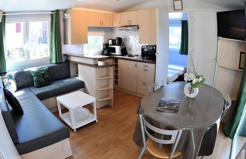 Castelnau-de-Guers House | Campsite Residential La Pinède * - Florès COMFORT -2 bedrooms 30m2- *Clim, terrace, TV* 4 persons