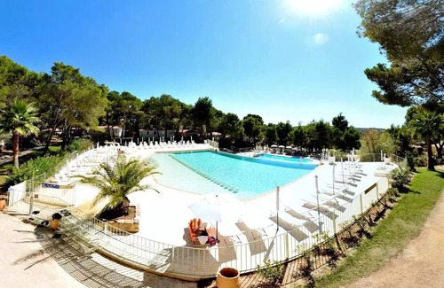 Castelnau-de-Guers House | Campsite Residential La Pinède * - Florès COMFORT -2 bedrooms 30m2- *Clim, terrace, TV* 4 persons