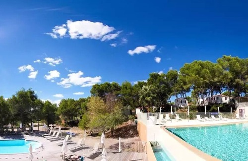Castelnau-de-Guers House | Campsite Residential La Pinède * - Sumba CONFORT-2 bedrooms 32m2- *Clim, terrace, TV* 4 persons