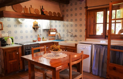 Nulles House | Can de Cuells - lovely holiday home with a large swimming pool and garden