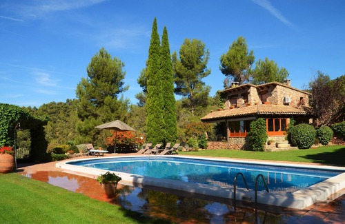 Nulles House | Can de Cuells - lovely holiday home with a large swimming pool and garden