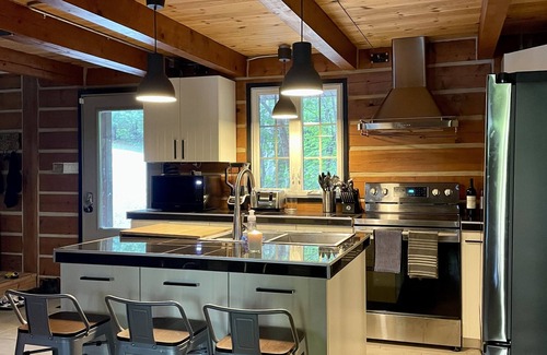 Messines Cottage | Canada House Retreat - Beautiful Lakefront Oasis