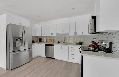 North Central Hollywood House | Canal Front Home In Hollywood w Private Pool