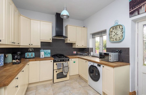 Stanley Cottage | Canal Side 3 Bed 1.5 Bath | Parking | WiFi | Self Check-in | King Size Beds