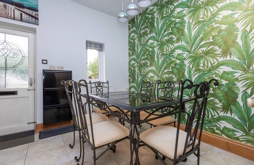 Stanley Cottage | Canal Side 3 Bed 1.5 Bath | Parking | WiFi | Self Check-in | King Size Beds