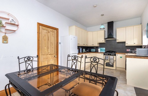 Stanley Cottage | Canal Side 3 Bed 1.5 Bath | Parking | WiFi | Self Check-in | King Size Beds
