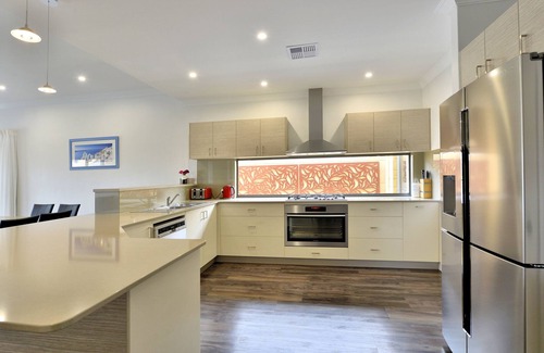 Wannanup House | Canal Sunset- Pool table, WIFI, Cinema Room