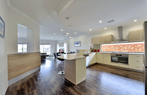 Wannanup House | Canal Sunset- Pool table, WIFI, Cinema Room