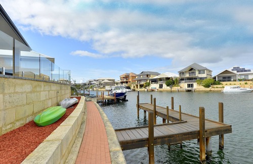 Wannanup House | Canal Sunset- Pool table, WIFI, Cinema Room