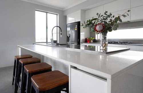 Wannanup House | Canal Sunsets, Dolphins,wifi, Pool Table, Family