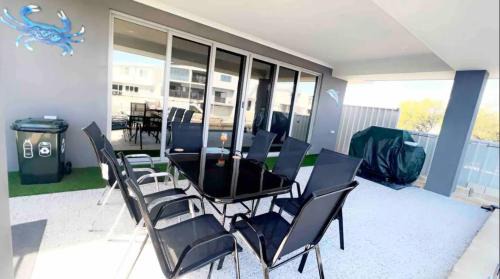 Wannanup House | Canal Sunsets, Dolphins,wifi, Pool Table, Family