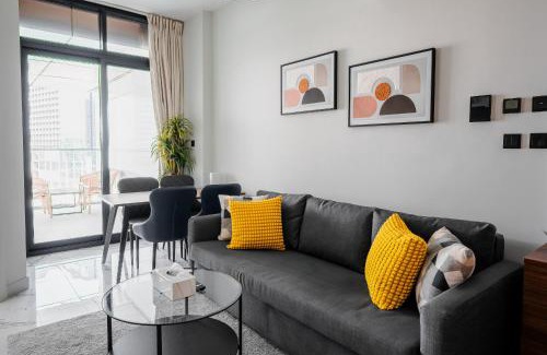 Abu Dhabi Apartment | Canal View 1BR near Galleria Mall & Cleveland