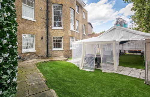 Canary Wharf House | Canary Wharf Spacious and Large Apartment with Parking