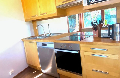 Reid Cottage | Canberra cottage, across from the War Memorial, walk to the CBD