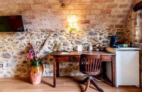 Cantallops House | CanCortada 1771 Rural house in the middle of the vineyards