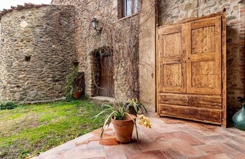 Cantallops House | CanCortada 1771 Rural house in the middle of the vineyards