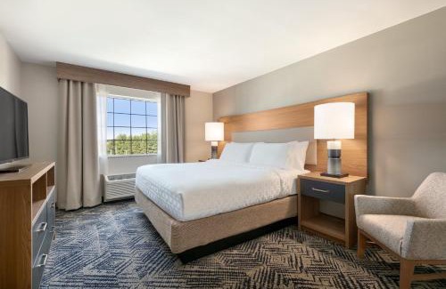 Chatham-Kent Hotel | Candlewood Suites Chatham South by IHG