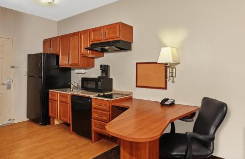 Oak Creek Hotel | Candlewood Suites Milwaukee Airport - Oak Creek by IHG