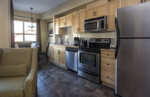 Canmore Condo | Canmore Escape 1 Bedroom Condo. Swimming Pool and Hot Tubs.