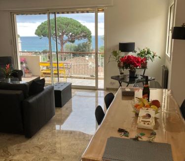 Cannes La Bocca House | Cannes Sea View, by Beach, Private Room in Shared 3-Bedroom Apartment, Private Bathroom & Balcony, Chambre avec salle de bain privative & balcon, chez l'habitant