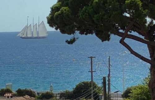 Cannes La Bocca House | Cannes Sea View, by Beach, Private Room in Shared 3-Bedroom Apartment, Private Bathroom & Balcony, Chambre avec salle de bain privative & balcon, chez l'habitant