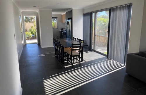 Canning Vale House | Canning Vale Family AccommodationnEasy access to city CBD. Free WiFi