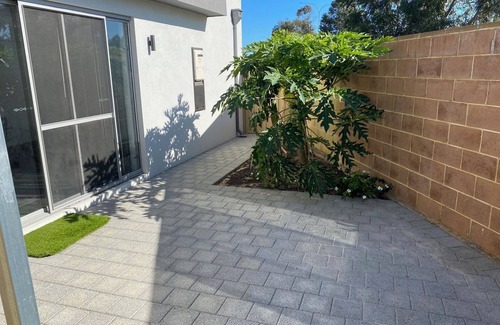 Canning Vale House | Canning Vale Family AccommodationnEasy access to city CBD. Free WiFi
