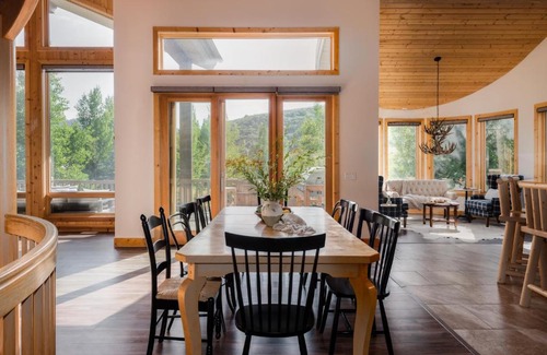 Deer Valley House | Canopy by AvantStay 8 BR Cabin w Hot Tub Movie Theatre Sauna