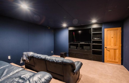 Deer Valley House | Canopy by AvantStay 8 BR Cabin w Hot Tub Movie Theatre Sauna