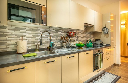 Labadi Apartment | Cantonments Lux 2BR,6mins to airport with balcony,fast WiFi,Nespresso,Pool &Gym