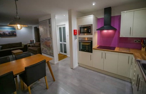 Pontneddfechan House | Canyon Cottage - Waterfall Country, Brecon Beacons