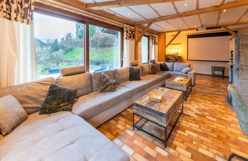 Membre House | Capacious holiday home in Membre with garden
