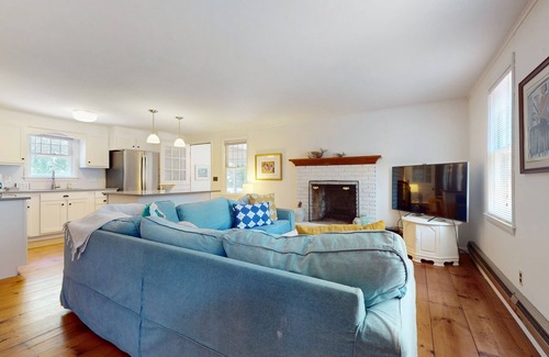 North Eastham House | Cape Getaway -walk to restaurants & shops, near bay & ocean beaches & rail trail